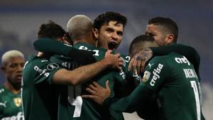Los jugadores del Palmeiras celebra un gol.