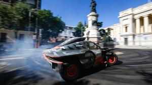 Sainz se exhibió en el centro de Madrid con su poderoso Audi RS Q e-tron del Dakar