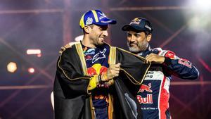 Al-Attiyah, con el vencedor en motos Kevin Benavides en la ceremonia de podio