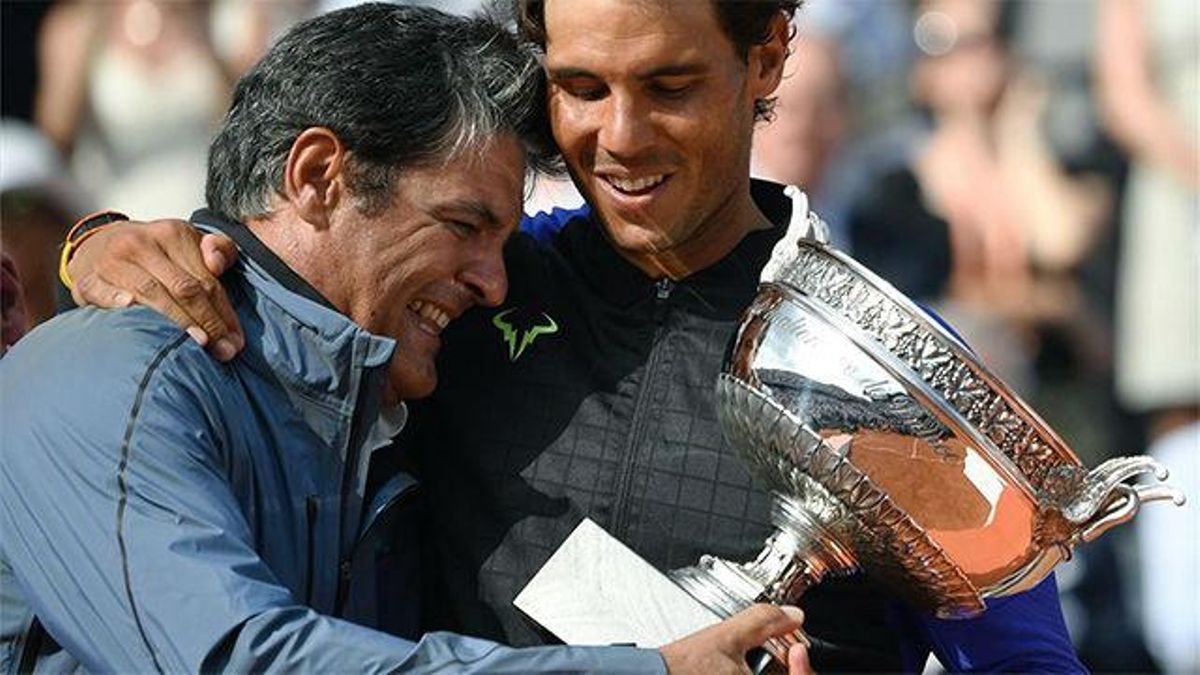 El momento emocionante en el que Toni Nadal le entregó a Rafa su décimo Roland Garros El momento emocionante en el que Toni Nadal le entregó a Rafa su décimo Roland Garros