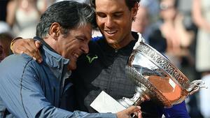El momento emocionante en el que Toni Nadal le entregó a Rafa su décimo Roland Garros