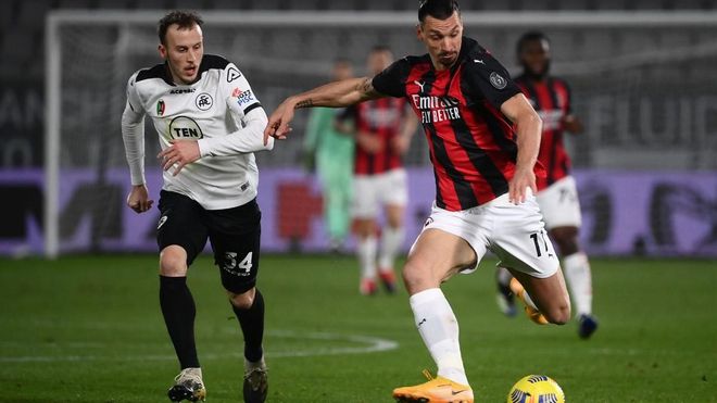 Ibrahimovic conduce un balón durante el duelo en la Spezia Ibrahimovic conduce un balón durante el duelo en la Spezia