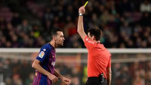 De Burgos Bengoechea, mostrando una tarjeta a Busquets De Burgos Bengoechea, mostrando una tarjeta a Busquets