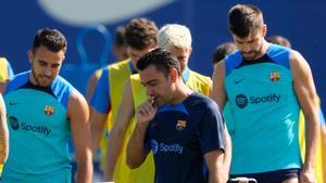 Xavi, técnico del Barça, pensativo en un entrenamiento