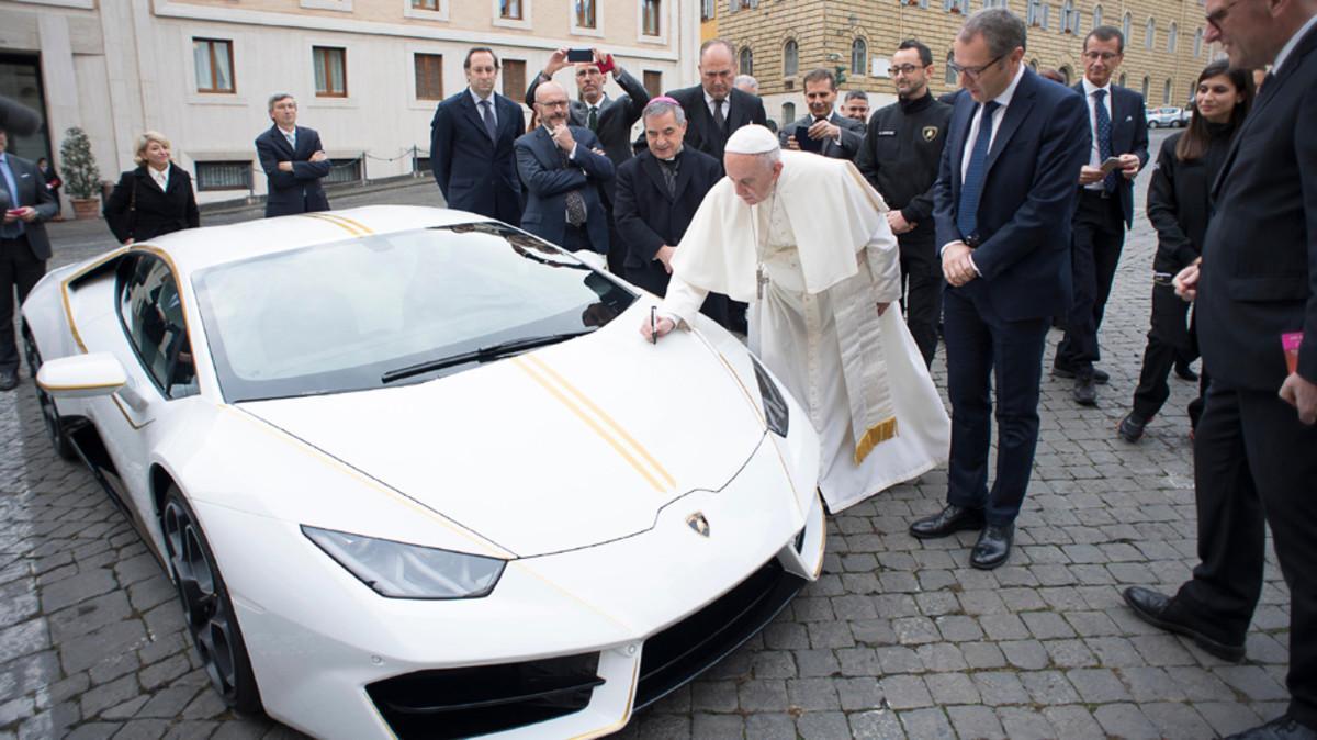 Lamborghini dona un Huracán al Papa Francisco