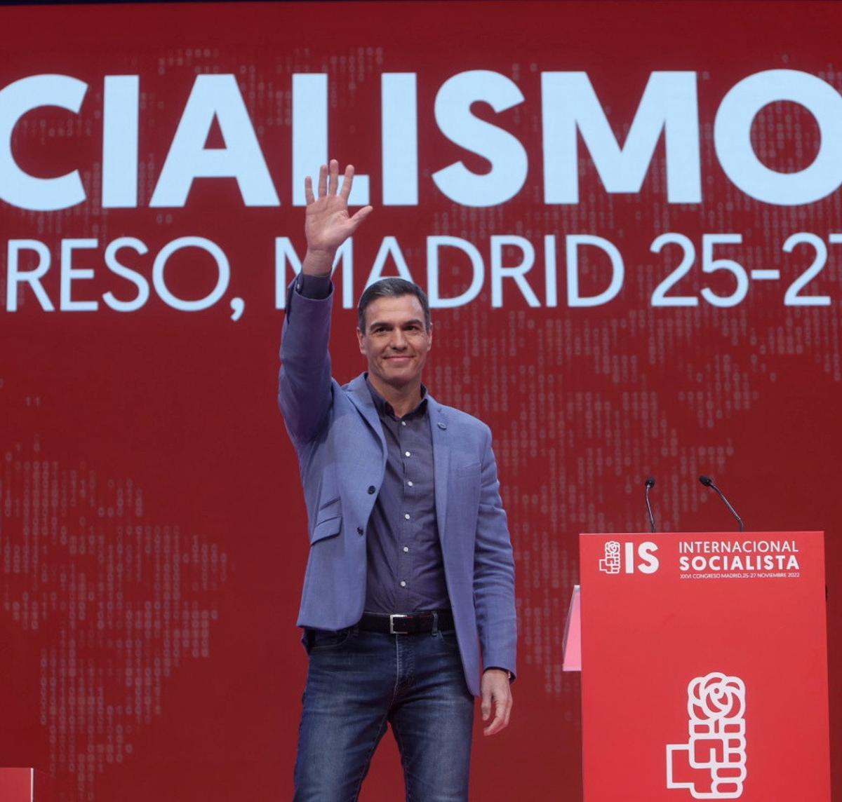 El presidente del Gobierno, Pedro Sánchez, saluda tras su proclamación como presidente de la Internacional Socialista durante la última jornada del XXVI Congreso de la Internacional Socialista (IS), en IFEMA Madrid, a 27 de noviembre de 2022.