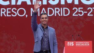 El presidente del Gobierno, Pedro Sánchez, saluda tras su proclamación como presidente de la Internacional Socialista durante la última jornada del XXVI Congreso de la Internacional Socialista (IS), en IFEMA Madrid, a 27 de noviembre de 2022.