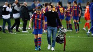 Lluís Cortés levantó la Copa de la Reina junto a sus jugadoras Lluís Cortés levantó la Copa de la Reina junto a sus jugadoras