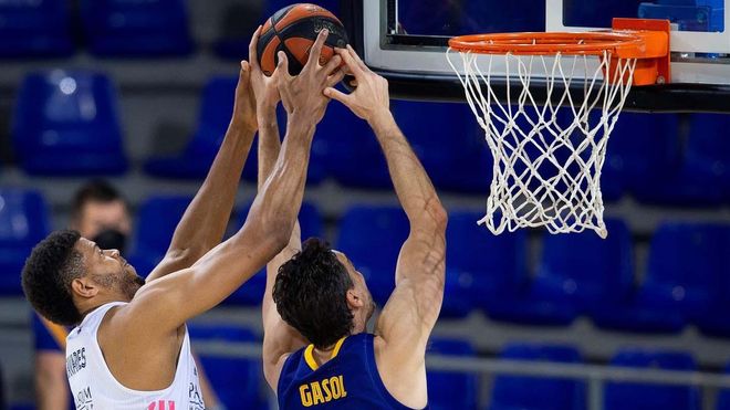 Pau Gasol y Walter Tavares luchan por el balón Pau Gasol y Walter Tavares luchan por el balón