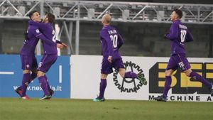 Cristian Tello es felicitado por sus compañeros tras anotar su primer gol de la temporada Cristian Tello es felicitado por sus compañeros tras anotar su primer gol de la temporada