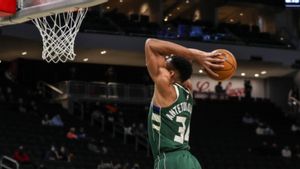 Antetokounmpo camino a machacar el aro Antetokounmpo camino a machacar el aro