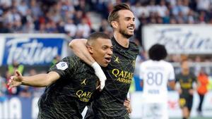 Fabián Ruiz celebra con Mbappé un gol del PSG