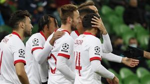 Los compañeros felicitan a Rakitic tras su gol ante el Krasnodar Los compañeros felicitan a Rakitic tras su gol ante el Krasnodar