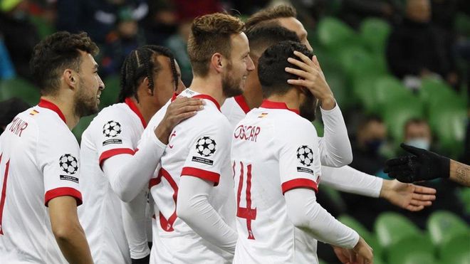 Los compañeros felicitan a Rakitic tras su gol ante el Krasnodar Los compañeros felicitan a Rakitic tras su gol ante el Krasnodar
