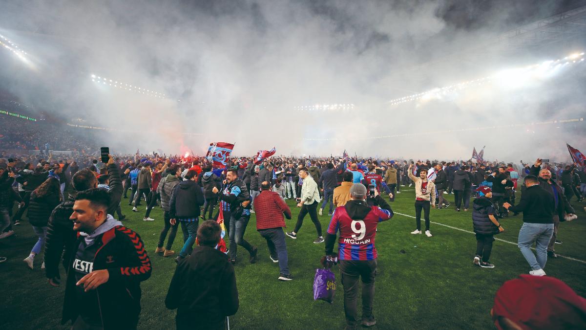El césped del Senol Günes quedó repleto de seguidores locales que celebraban la séptima liga de su historia