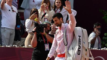 Djokovic saluda a los aficionados
