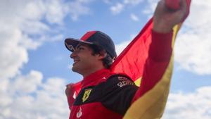 Sainz, celebrando su victoria en Silverstone