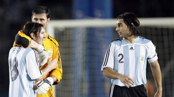 Leo Messi junto a Roberto Ayala en la selección de Argentina Leo Messi junto a Roberto Ayala en la selección de Argentina