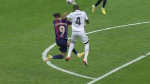 Real Madrid - FC Barcelona: El codazo de Alaba a Lewandowski que pasó desapercibido para el árbitro