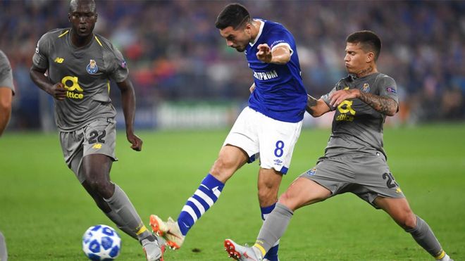 Suat Serdar (centro) y el brasileño Otavinho (derecha) durante el Schalke 04- Porto de la Champions 2018/19 Suat Serdar (centro) y el brasileño Otavinho (derecha) durante el Schalke 04- Porto de la Champions 2018/19