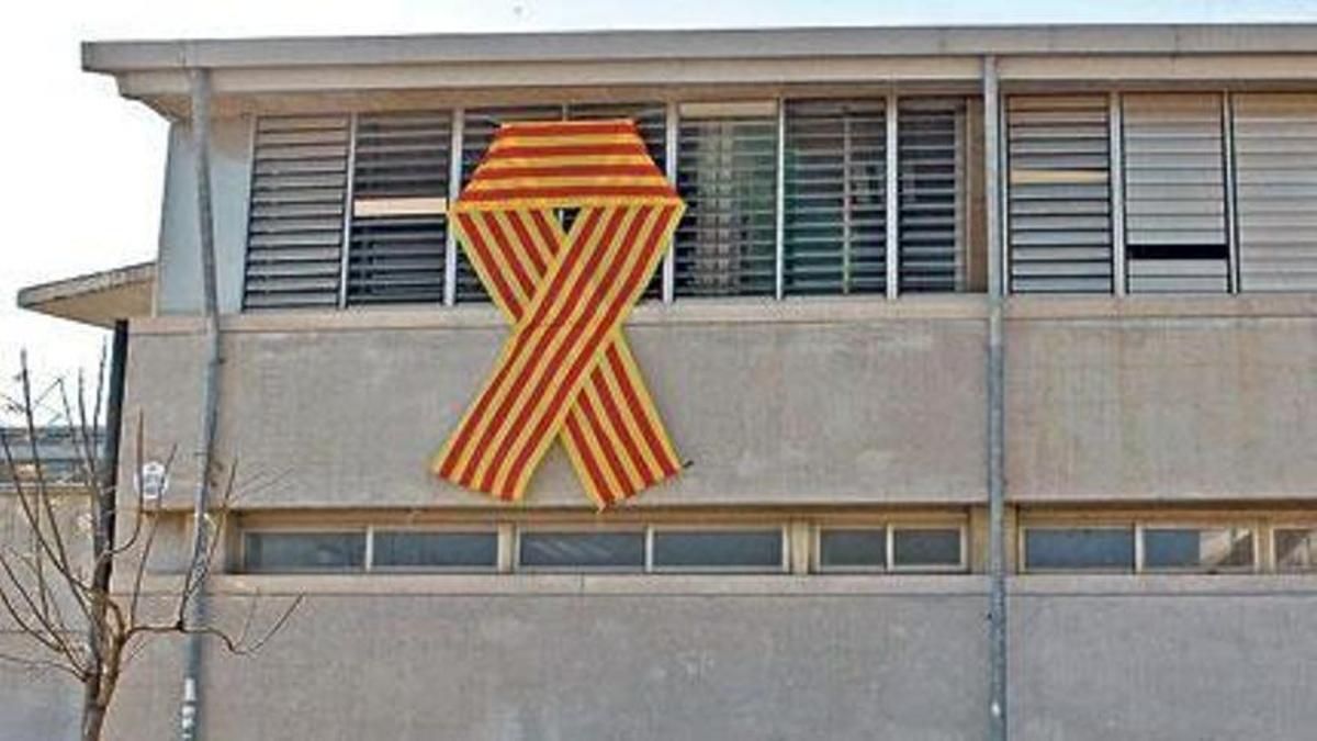 Un lazo a favor de la enseñanza en catalán en un instituto de Mallorca en una imagen de archivo.