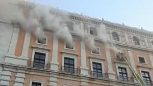 Los bomberos trabajan en sofocar el incendio en un planta del Alcázar de Toledo.