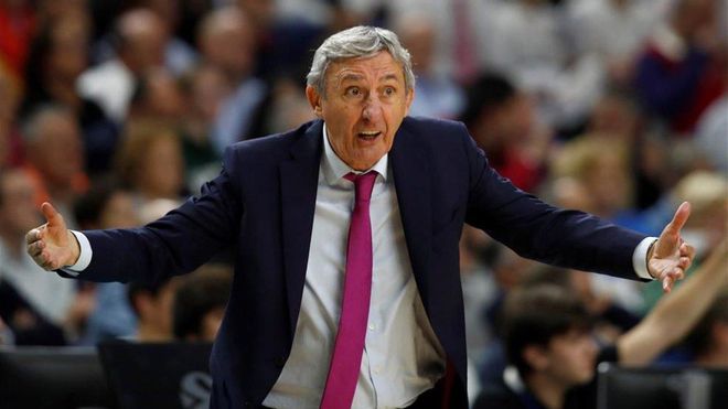 Pesic, dando instrucciones durante el partido ante el Real Madrid Pesic, dando instrucciones durante el partido ante el Real Madrid