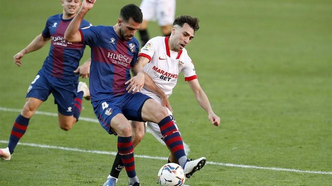 Insua corta una jugada de ataque de Munir Insua corta una jugada de ataque de Munir
