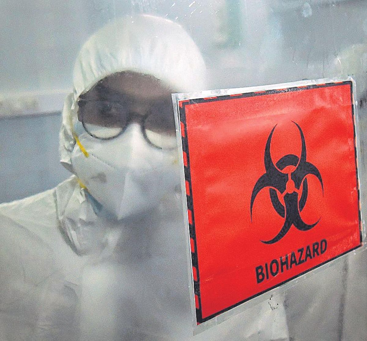 Personal de laboratorio analiza el virus de la viruela del mono. Personal de laboratorio analiza el virus de la viruela del mono.