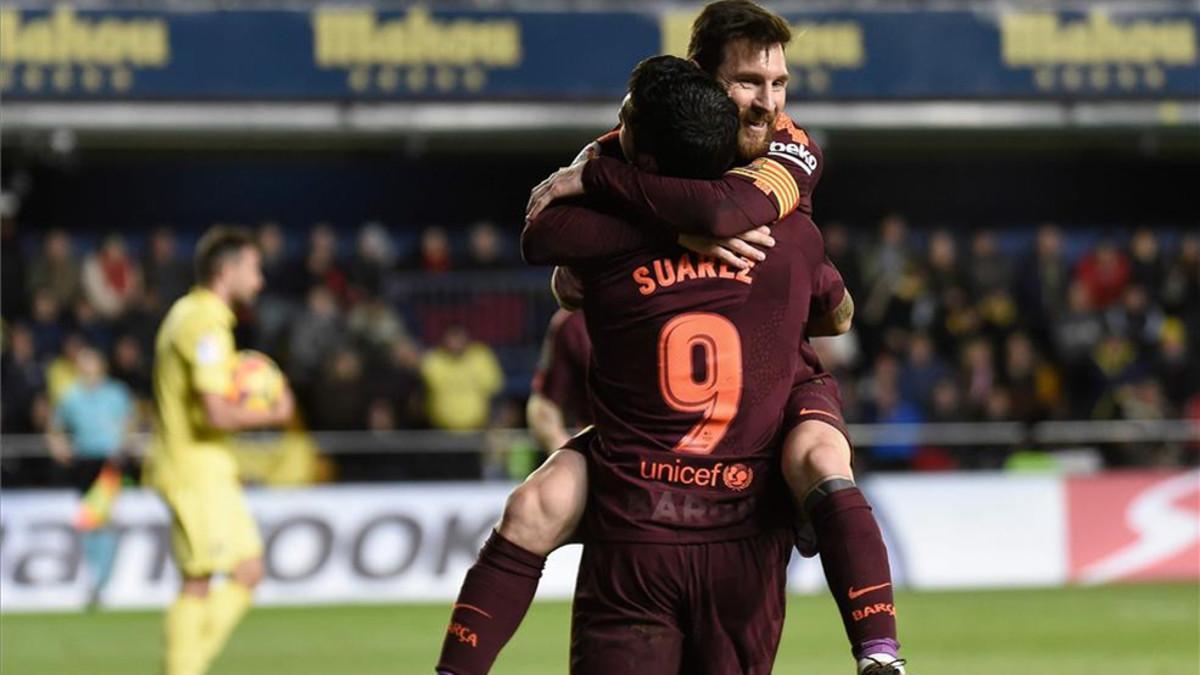 Messi y Suárez festejan un gol
