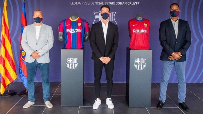 Álex Ruiz posa junto a Xavier Vilajoana y Patrick Kluivert Álex Ruiz posa junto a Xavier Vilajoana y Patrick Kluivert