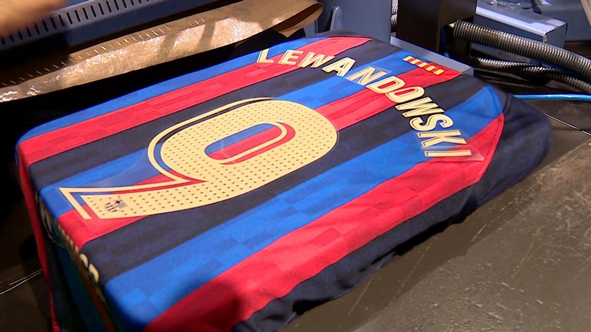 Las tiendas del Barça vuelven a vender camisetas de Lewandowski
