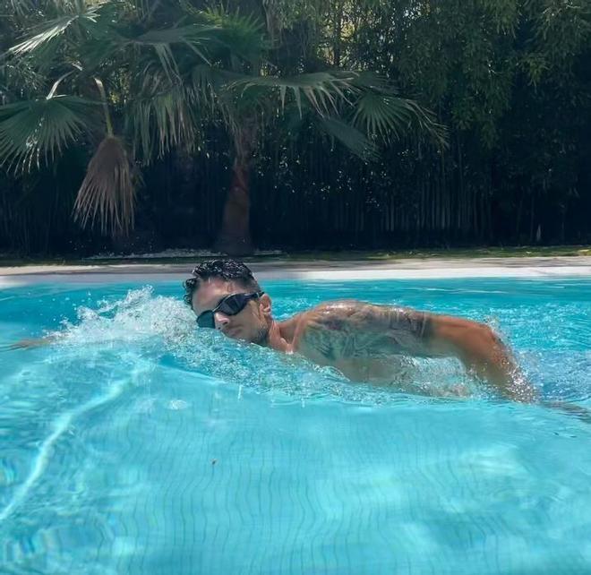Marc Bartra, en la piscina de vacaciones