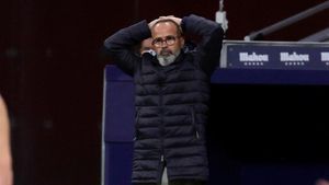 Álvaro Cervera se lleva las manos a la cabeza Álvaro Cervera se lleva las manos a la cabeza
