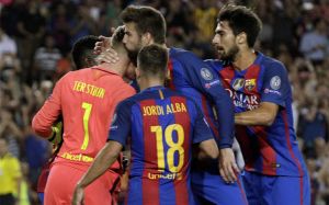 Marc-André Ter Stegen es felicitado por sus compañeros tras despejar el penalti en el Barça-Celtic de la Champions Marc-André Ter Stegen es felicitado por sus compañeros tras despejar el penalti en el Barça-Celtic de la Champions