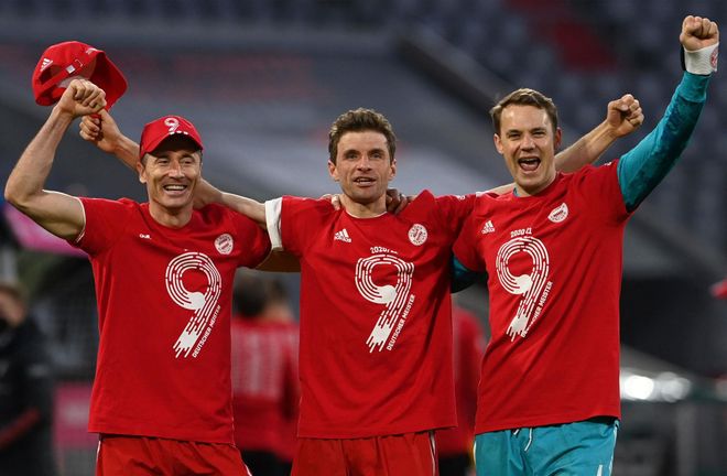 Los futbolistas del Bayern celebraron la novena Bundesliga consecutiva sobre el césped Los futbolistas del Bayern celebraron la novena Bundesliga consecutiva sobre el césped