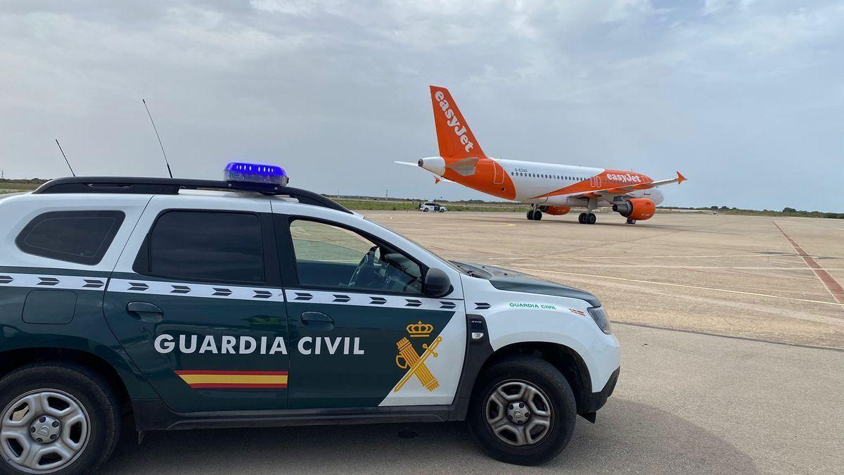 Vehículo de la Guardia Civil junto al avión donde se produjo el aviso de bomba, en el aeropuerto de Maó. / GUARDIA CIVIL