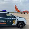 Vehículo de la Guardia Civil junto al avión donde se produjo el aviso de bomba, en el aeropuerto de Maó. / GUARDIA CIVIL