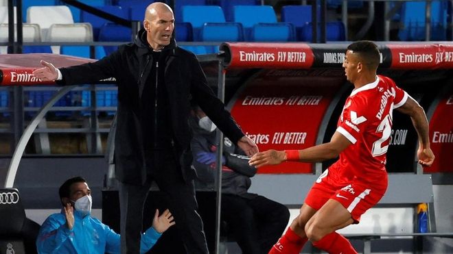 Zidane, durante el encuentro ante el Sevilla Zidane, durante el encuentro ante el Sevilla