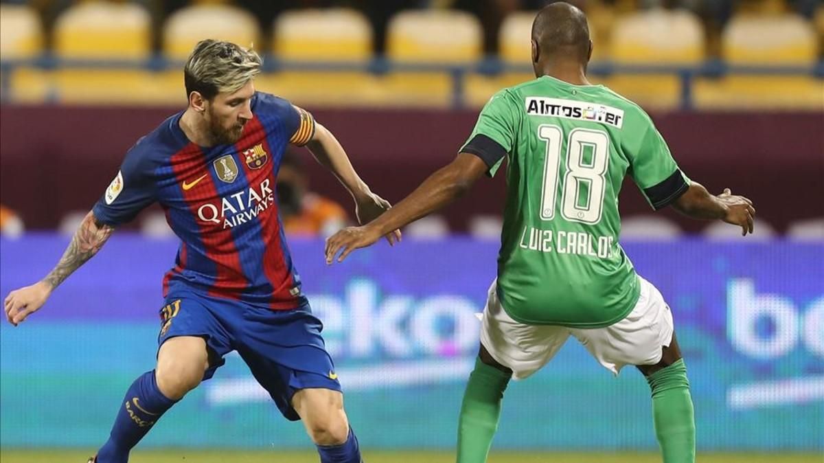 Messi intenta superar a Luiz Carlos Messi intenta superar a Luiz Carlos