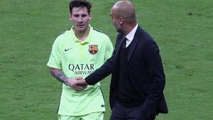 Messi y Guardiola conversaron al final de la primera parte Messi y Guardiola conversaron al final de la primera parte