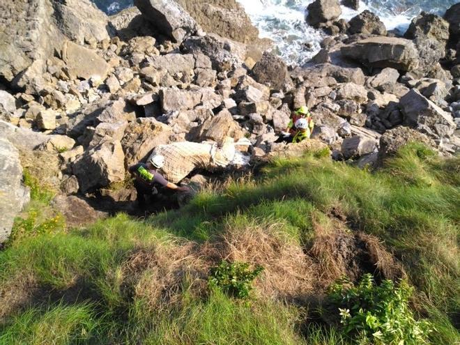 Rescatan en helicóptero a una vaca que se cayó a un acantilado en Cantabria