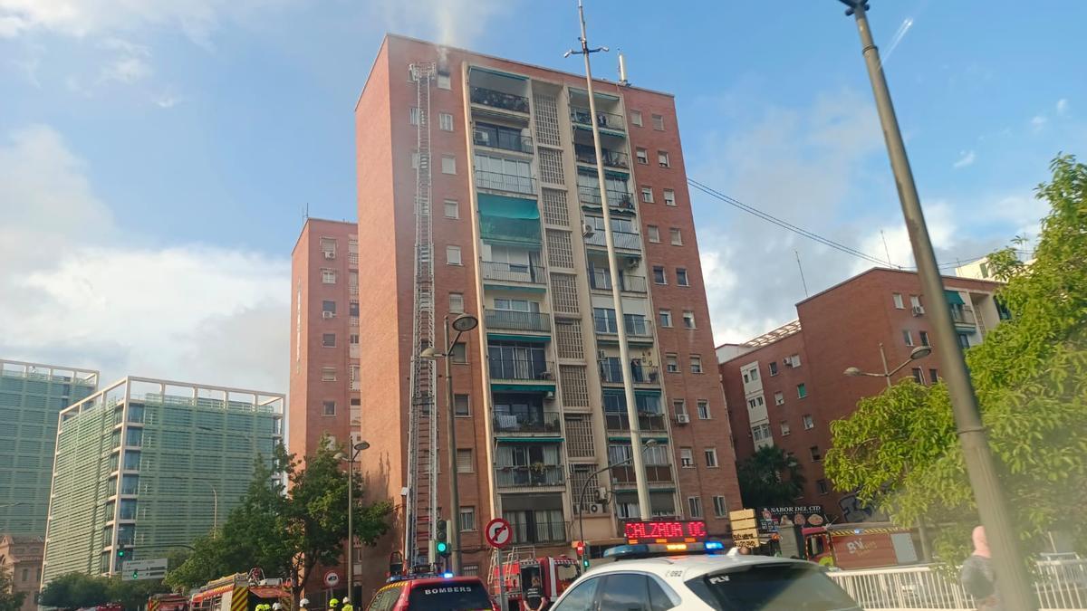 Un incendio obliga a desalojar una vivienda en Valencia