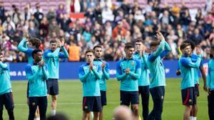 Los jugadores del Barça aplauden a la afición