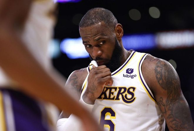 ¡La afición de los Lakers abuchea a LeBron!