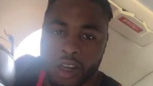 Alex Song viajó a Barcelona Alex Song viajó a Barcelona