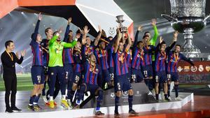 ¡El Barça levantó la Supercopa!