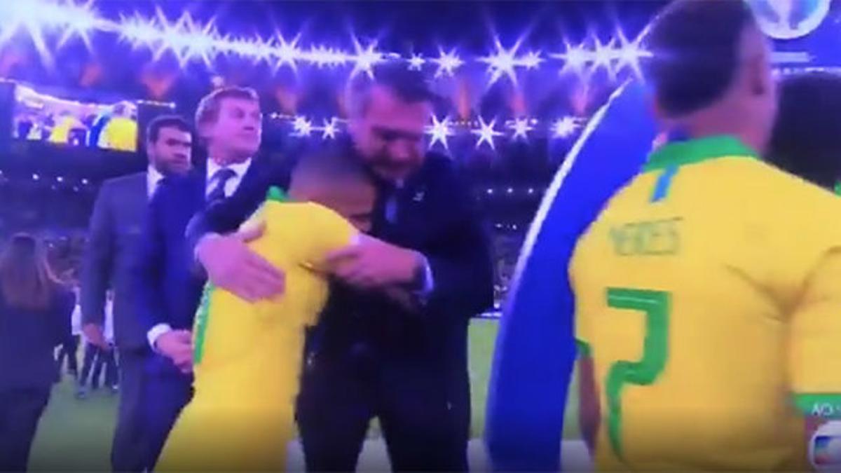 El polémico abrazo de Dani Alves con Bolsonaro tras ganar la Copa América