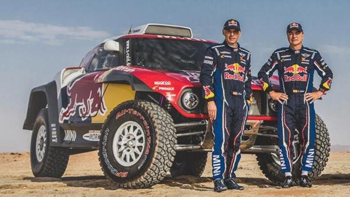 Carlos Sainz y Lucas Cruz posan delante de su nuevo Mini Carlos Sainz y Lucas Cruz posan delante de su nuevo Mini
