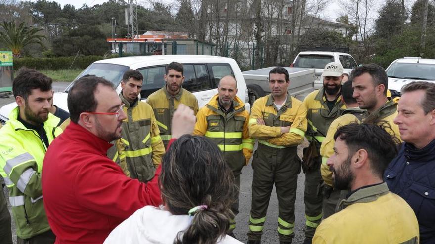 Incendios en Asturias |  Asturias supera la fase crítica de los incendios: «Quedan 22, bajo control y ya no es necesaria la ayuda de la UME ni de otras autonomías»